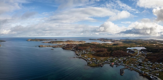 Luchtfoto van een kleine stad aan een rotsachtige kust van de atlantische oceaan newfoundland canada