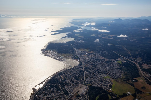 Luchtfoto van een kleine stad Parksville op Vancouver Island