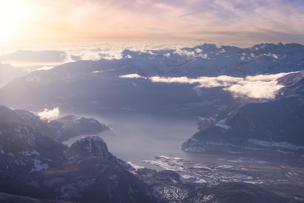 Luchtfoto van een kleine stad Squamish in Howe Sound tijdens het winterseizoen