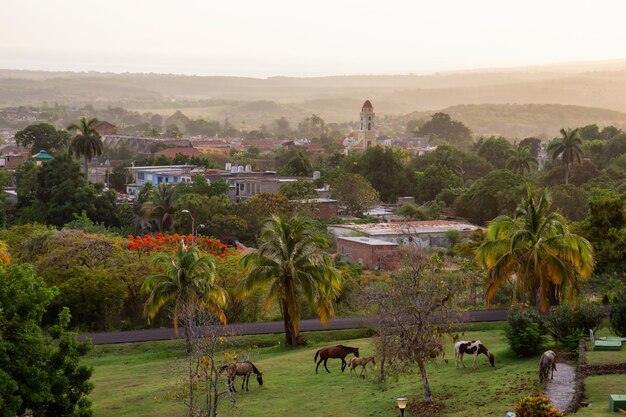Luchtfoto van een kleine toeristische Cubaanse stad