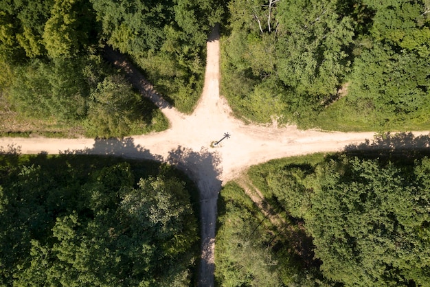 Luchtfoto van een kruispunt in een bos