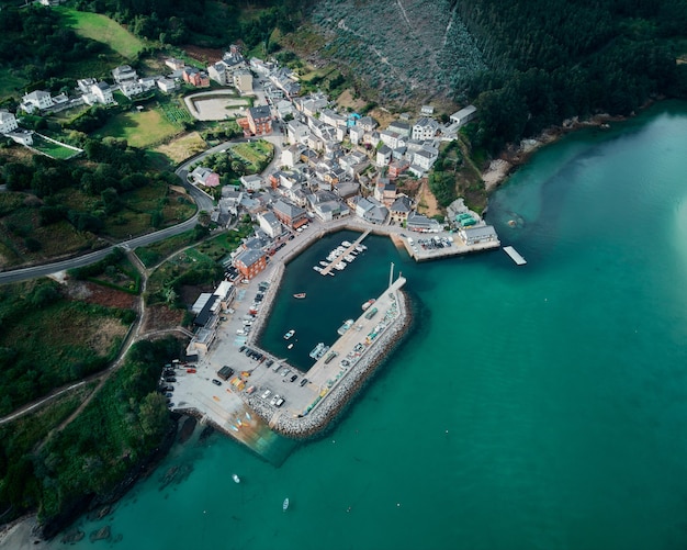 Luchtfoto van een kust met infrastructuur en een pier