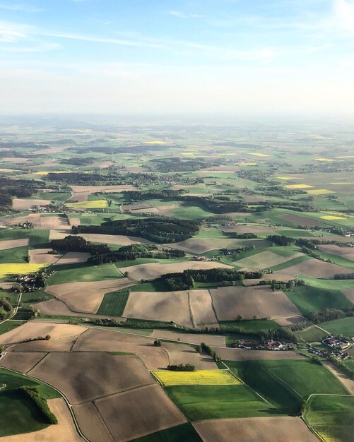 Foto luchtfoto van een landbouwveld tegen de lucht