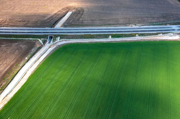 Luchtfoto van een landschap met een snelweg over landelijke velden