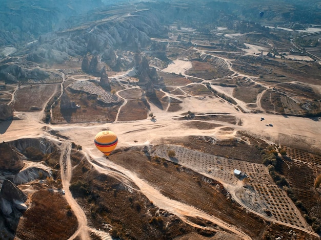 Luchtfoto van een luchtballon over het landschap tegen de hemel