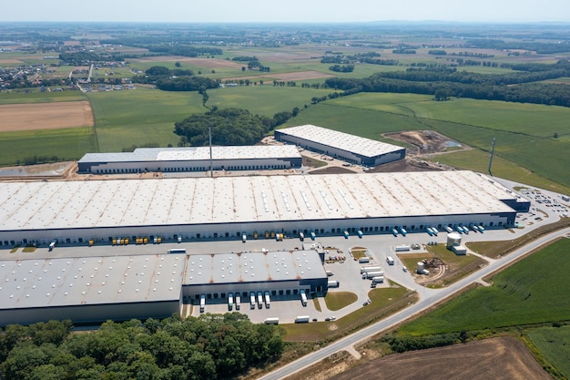 Luchtfoto van een magazijn van goederen voor online winkels Logistiek centrum in de industriële zone van de stad van bovenaf