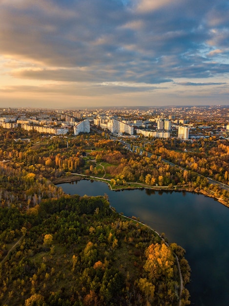 Luchtfoto van een meer in een park met herfstbomen Kishinev Moldavië Epische luchtvlucht over water Kleurrijke herfstbomen overdag