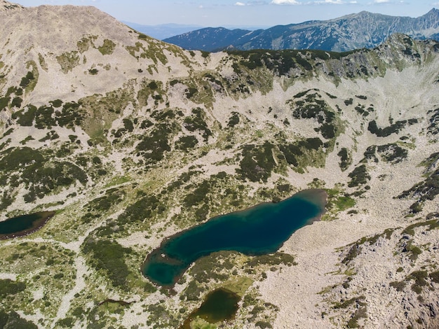 Luchtfoto van een meer in het Pirin-gebergte met blauw helder water Bansko Bulgaria