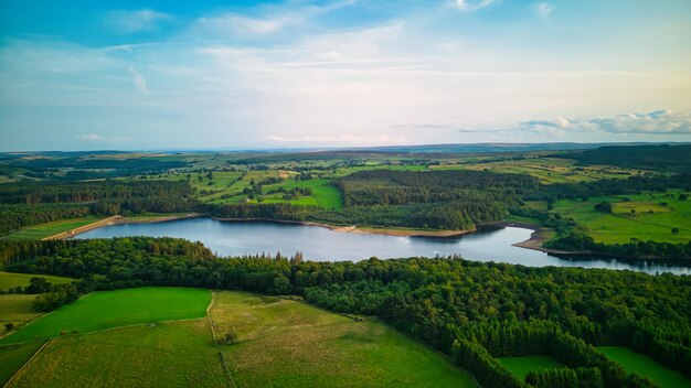 Luchtfoto van een meer met een meer en bomen.