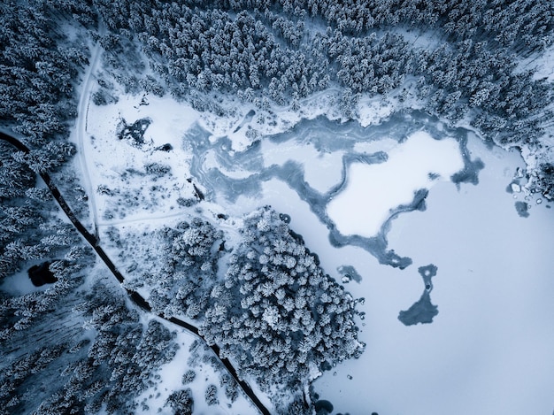 Luchtfoto van een met sneeuw bedekt landschap