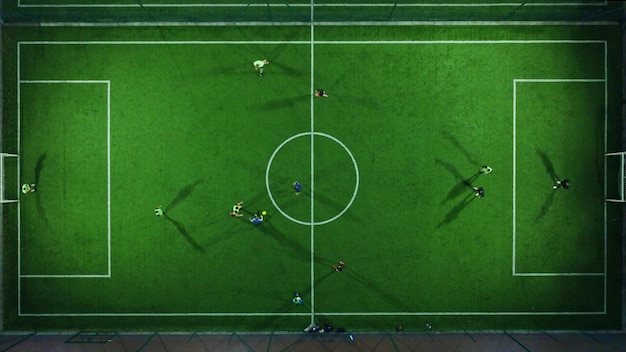 Luchtfoto van een minivoetbalwedstrijd minivoetbalveld en voetballers van drone