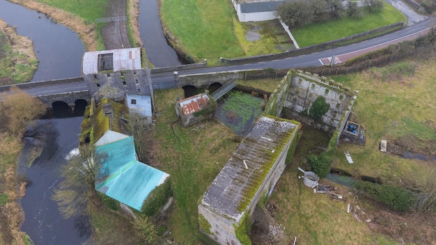 Luchtfoto van een oude boerderij met rivier en weg