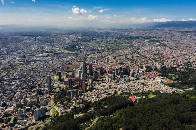 Luchtfoto van een panoramisch uitzicht over de stad Bogota.