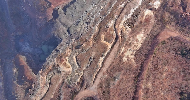 Luchtfoto van een panoramisch zicht op de winning van steen in de dagbouwmijngroeve