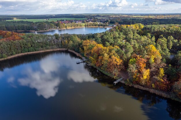 Luchtfoto van een prachtig meer omgeven door bos op een rustige herfstdag in Duitsland