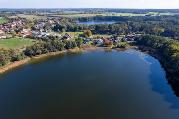 Luchtfoto van een prachtig meer omringd door bos in een rustige herfstdag duitsland k video