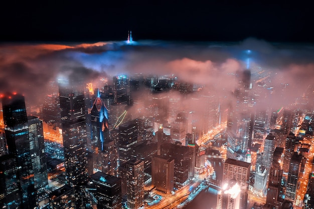 Luchtfoto van een prachtige stad 's nachts met veel licht