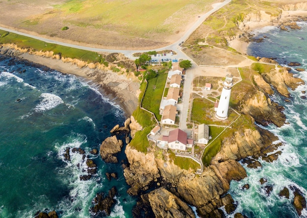 Luchtfoto van een rotsachtige kust van de pigeon point-vuurtoren in californië, vs