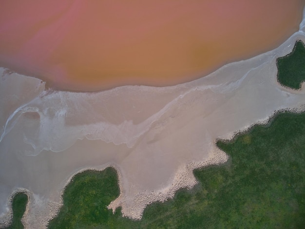 Luchtfoto van een roze zoutmeer. Azov Oekraïne