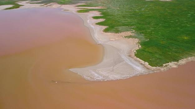 Luchtfoto van een roze zoutmeer Azov Oekraïne