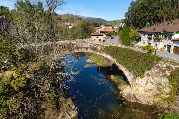 Luchtfoto van een schilderachtige middeleeuwse brug in lierganes cantabrië spanje