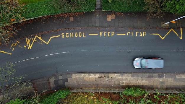 Luchtfoto van een school met een duidelijk verkeersbord in het VK