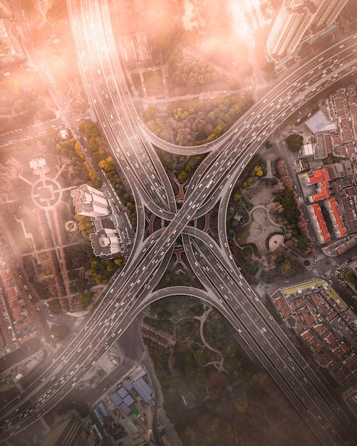 Luchtfoto van een snelweg met meerdere rijstroken in de stad