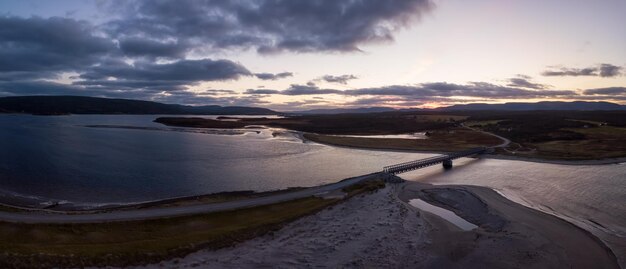 Luchtfoto van een strand aan de kust van de Atlantische Oceaan tijdens een dramatische zonsopgang