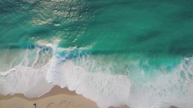 Luchtfoto van een strand met turkoois water en golven