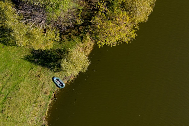 Luchtfoto van een typisch dorp en een rivier