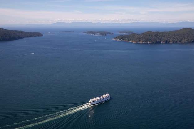 Luchtfoto van een veerboot die op een zonnige zomerdag in howe sound vaart