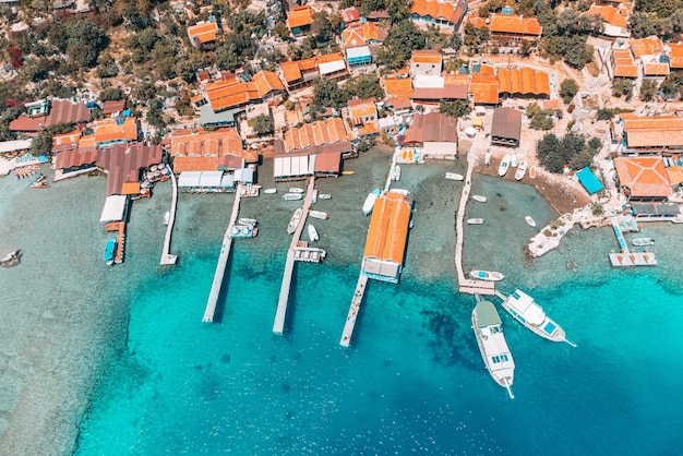 Luchtfoto van een vissersdorp en havenjachthaven