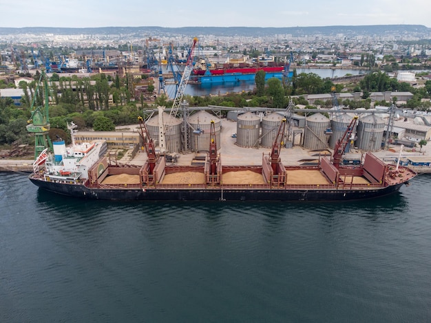 Luchtfoto van een vrachtterminal voor het lossen van graanvracht en containers met walkranen