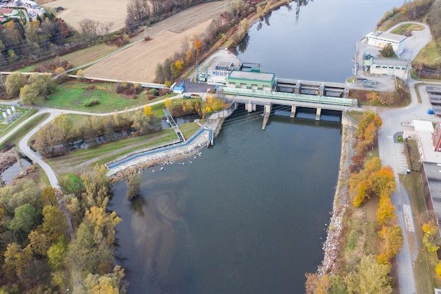 Luchtfoto van een waterkrachtcentrale aan de rivier de mur bij Graz