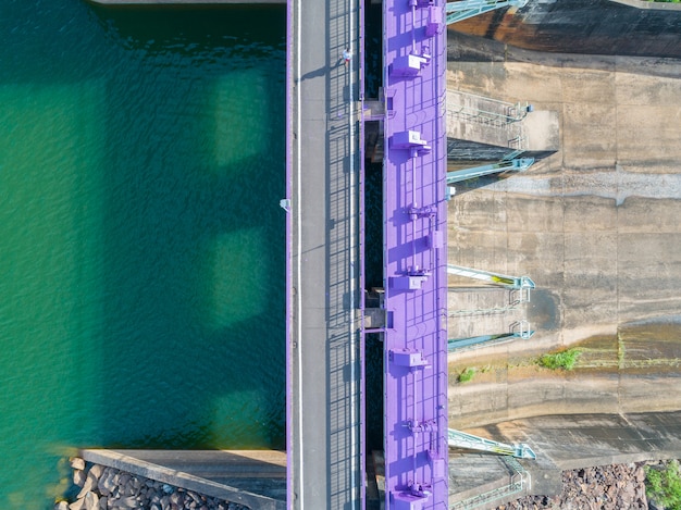 Luchtfoto van een waterkrachtcentrale en dam, Topview hydraulische slagboomdeur - betonnen waterkering stroomafwaarts Helling.