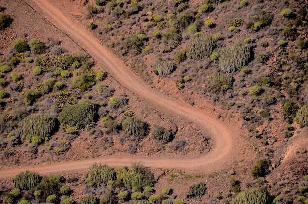 Luchtfoto van een woestijnweg op de Canarische Eilanden