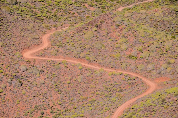 Luchtfoto van een woestijnweg
