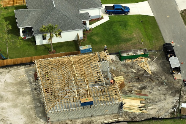 Luchtfoto van een woonhuis in de voorsteden met een houten dakframe in aanbouw in een rustig landelijk gebied in Florida