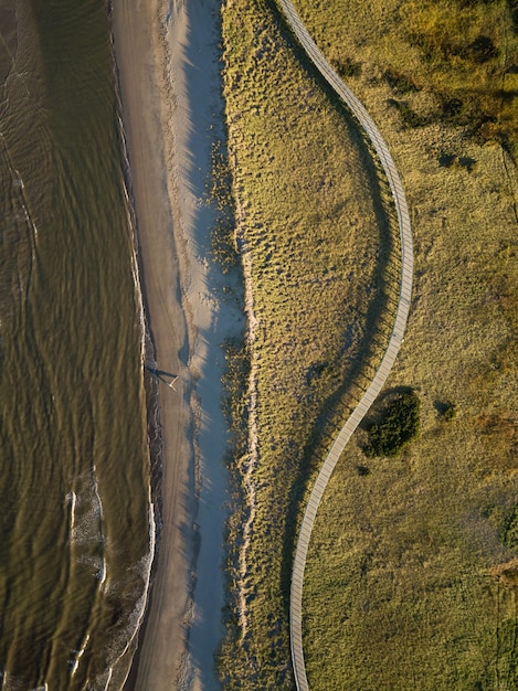 Luchtfoto van een zandstrand aan de kust van de Atlantische Oceaan