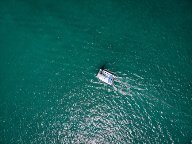 Luchtfoto van een zeiljacht in het turquoise water van de Andamanse Zee. Phuket. Thailand