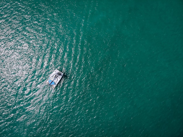 Luchtfoto van een zeiljacht in het turquoise water van de Andamanse Zee. Phuket. Thailand