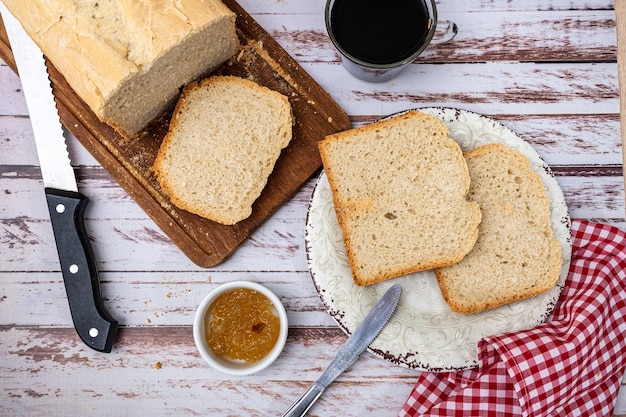 Luchtfoto van een zelfgebakken brood gemaakt met een broodmachine, wat plakjes en zoet op een tafel