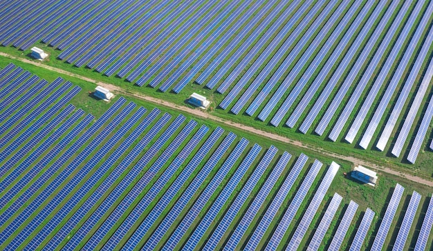 Luchtfoto van een zonne-energiecentrale.