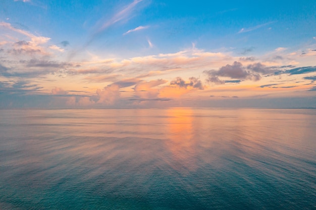 Luchtfoto van een zonsondergang hemel droom zee horizon reflectie Luchtfoto dramatische gouden zonsondergang hemel wolken