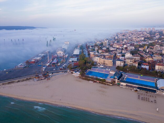 Luchtfoto van een zonsopgang van de stad Varna gehuld in ochtendmist Bulgarije