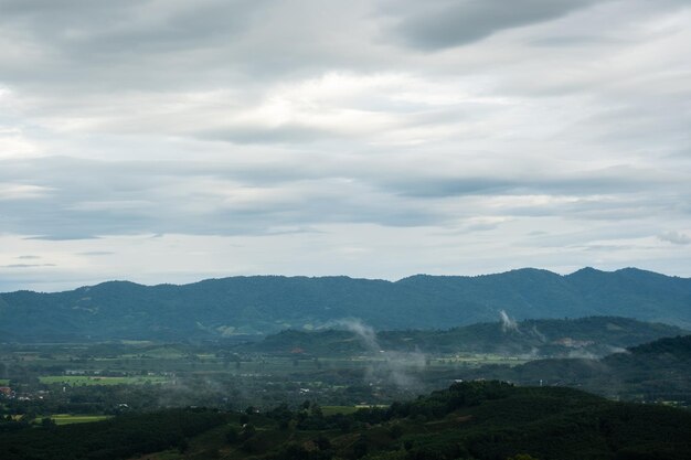 Luchtfoto van eindeloze weelderige weiden van CHIANGRAI Uitzicht op Mae Ngoen Subdistrict Chiang Saen District Chiang Rai