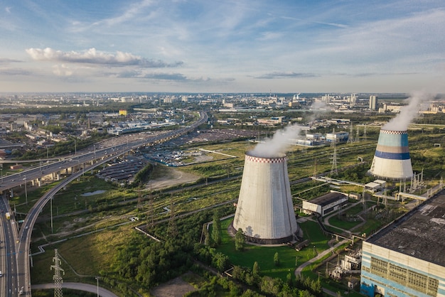 Luchtfoto van elektriciteitscentrale op de achtergrond van stadsgezicht