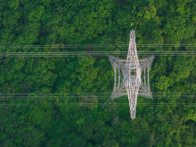 Luchtfoto van elektriciteitstoren op de berg