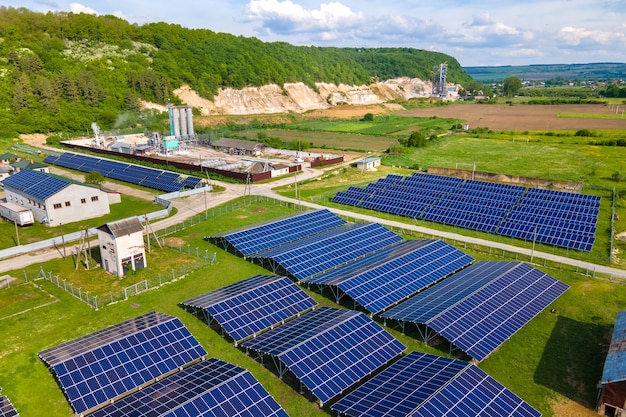 Luchtfoto van elektrische centrale met rijen fotovoltaïsche zonnepanelen voor het produceren van schone ecologische elektrische energie op industriegebied. Hernieuwbare elektriciteit met nul-emissieconcept.