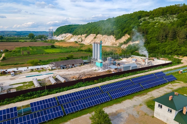 Luchtfoto van elektrische centrale met rijen fotovoltaïsche zonnepanelen voor het produceren van schone ecologische elektrische energie op industriegebied Hernieuwbare elektriciteit met nul-emissieconcept